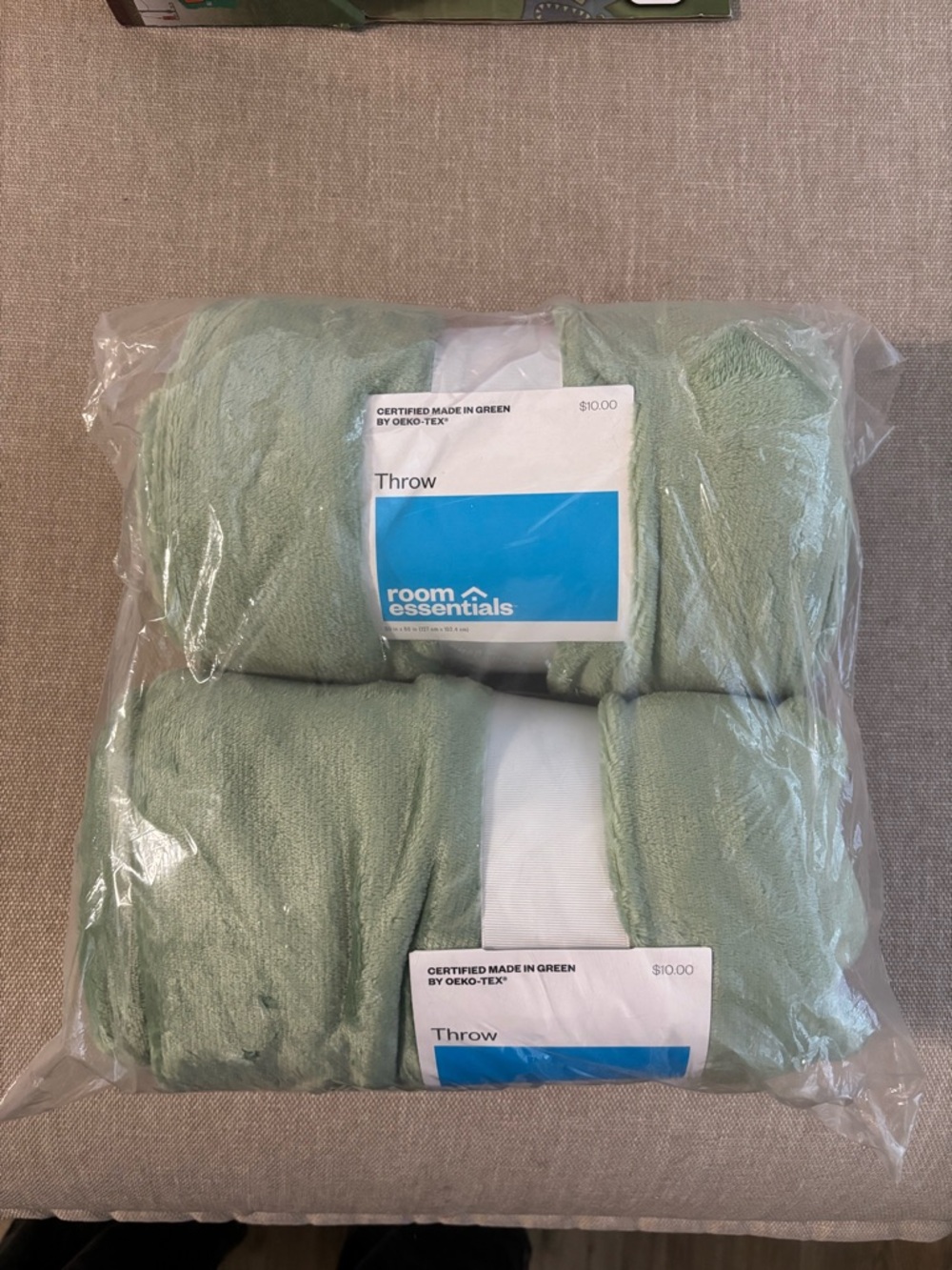 NEW-Room Essentials Soft Plush Throw in Sage 50x60